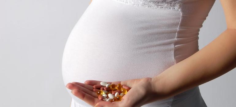 Częste stosowanie leków przeciwbólowych w czasie ciąży związane jest z opóźnieniem rozwoju językowego u dziewcząt