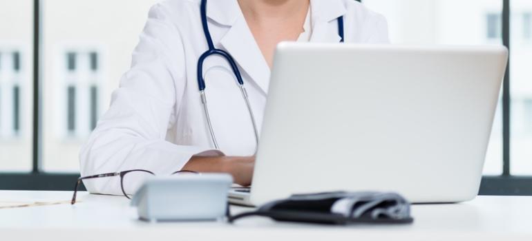 E-dokumentacja medyczna: Jak przebiega wymiana elektronicznej dokumentacji medycznej między placówkami?