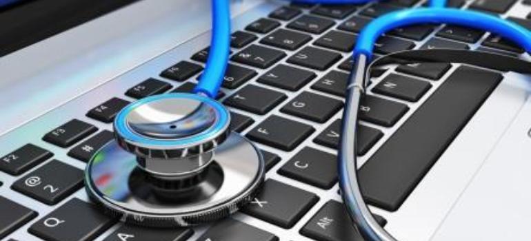 Polacy wolą Internet niż lekarzy