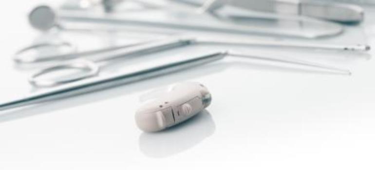 Pierwszy w Polsce implant słuchowy nowej generacji wszczepiono w Kajetanach