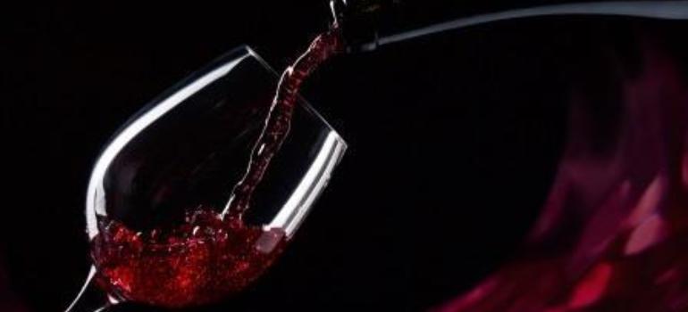 PCOS: składnik czerwonego wina wyrównuje zaburzenia hormonalne