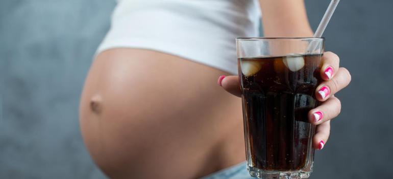 Picie słodzonych napojów w ciąży wiąże się z wysoką masą urodzeniową noworodków