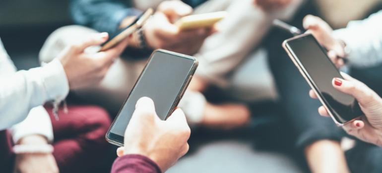 Naukowiec z UJ zbadał skalę problematycznego używania smartfona wśród młodzieży