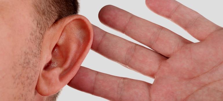 NFZ: Niedosłuch i inne problemy ze słuchem ma 6 proc. Polaków