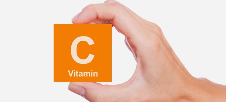 Prof. Oliński: doustna suplementacja witaminą C może pomóc chorym na nowotwory